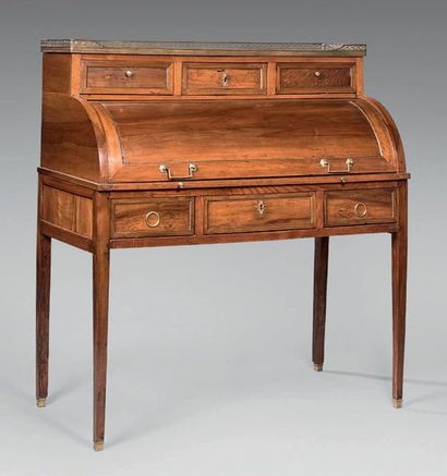 Bureau en bois fruitier à moulurations de...