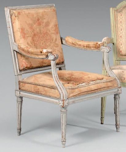 Fauteuil à dossier plat en bois naturel relaqué...