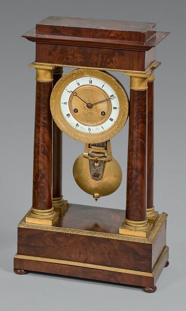 Pendule portique en acajou et placage d'acajou....