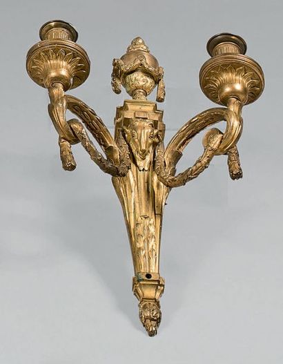 Applique en bronze doré à deux lumières,...