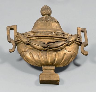 Elément décoratif en bois doré figurant une...