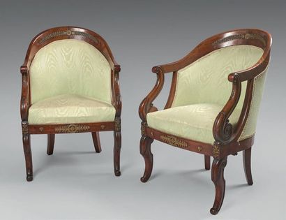Paire de fauteuils en acajou mouluré et placage...