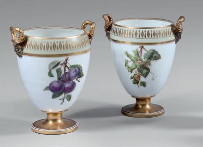 Paire de vases ovoïdes en porcelaine à décor...