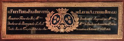Grand bureau en acajou et placage d'acajou.
Ornementations...