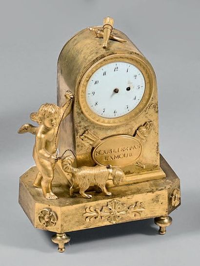 Petite pendule en bronze doré. Le mouvement...
