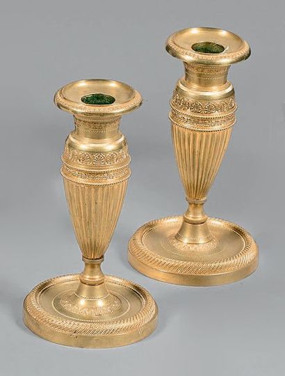 Paire de petits flambeaux de forme balustre...