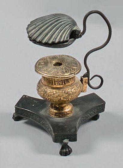 Curieux petit brûle-parfum en bronze patiné...