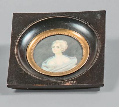 Miniature ronde représentant une jeune femme,...