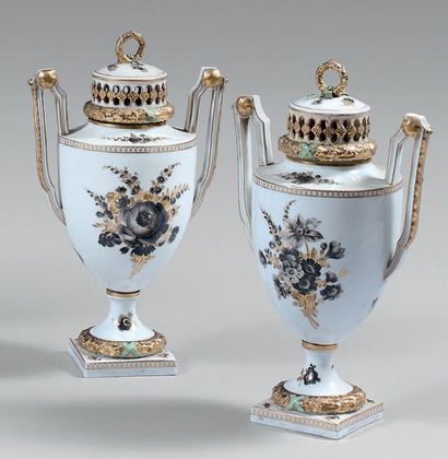 Paire de vases formant pot-pourri, en porcelaine...