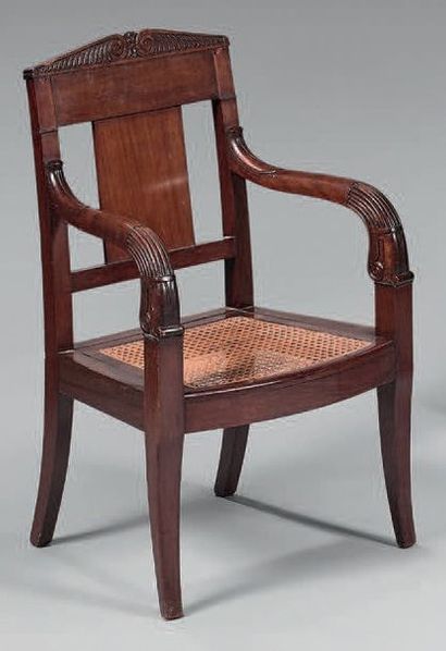 Fauteuil d'enfant en acajou, le dossier à...