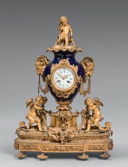 Importante pendule en porcelaine à fond gros...