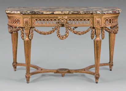 Large console en bois doré, les côtés arrondis....