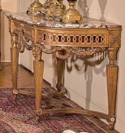 Large console en bois doré, les côtés arrondis....