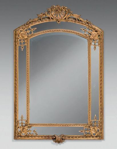 Miroir à entourage en bois doré à parcloses....