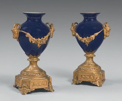 Paire de vases en porcelaine gros bleu et...