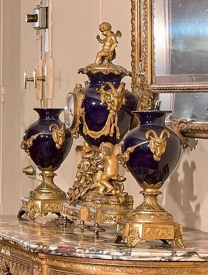 Paire de vases en porcelaine gros bleu et...