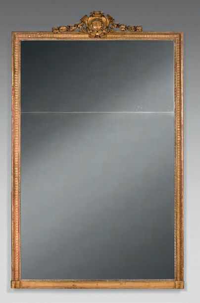 Grand miroir en bois doré, le pourtour à...