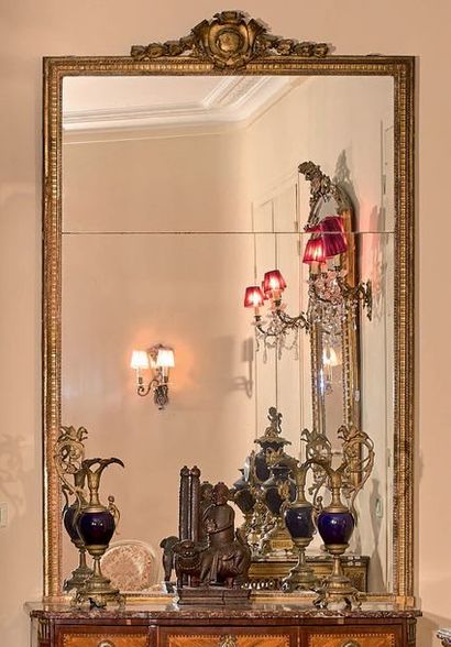 Grand miroir en bois doré, le pourtour à...