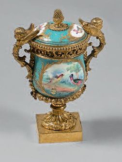 Pot à crème en porcelaine à décor de volatiles...