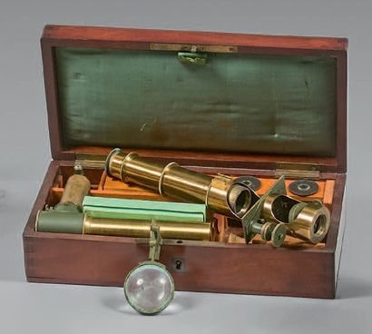 Microscope en laiton et bronze doré, et partiellement...