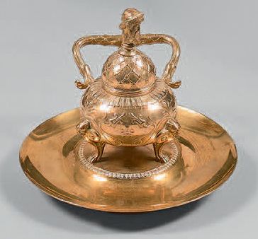 Encrier en bronze doré, figurant une lampe...