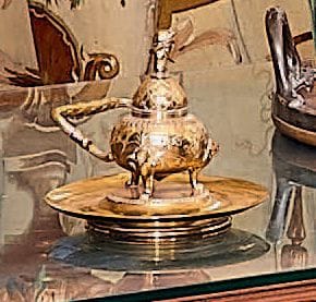 Encrier en bronze doré, figurant une lampe...