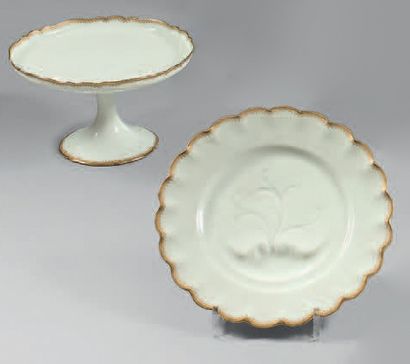 Suite de douze assiettes à asperges en porcelaine...