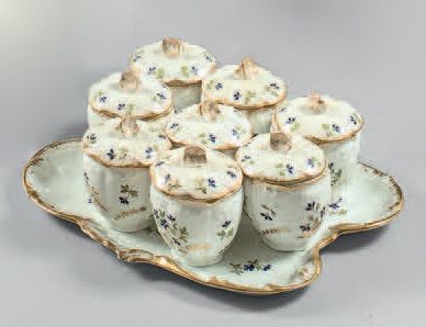 Service de huit pots à crème sur un plateau...