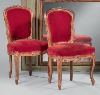 Paire de chaises en bois naturel mouluré...