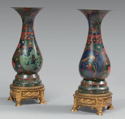 Paire de grands vases balustre en cloisonné,...