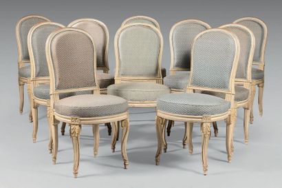 Suite de dix chaises en bois mouluré laqué...