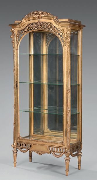 Vitrine en bois doré à décor de guirlandes...