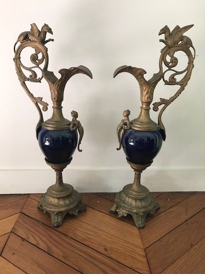 Paire d'aiguières en porcelaine à fond gros...