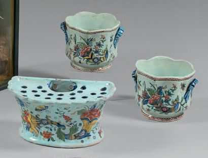 Ensemble en faïence de Rouen, à décor polychrome...