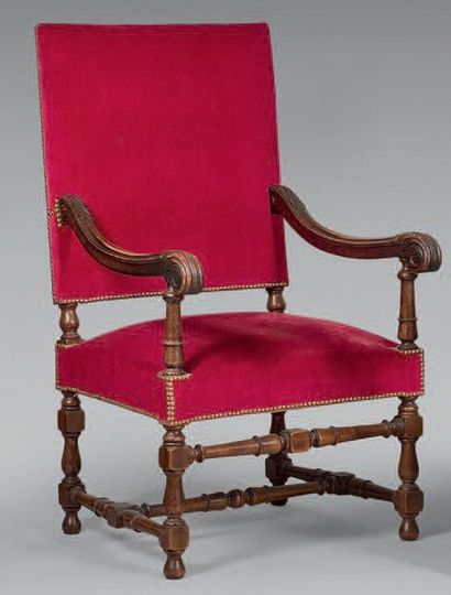 Fauteuil à haut dossier en bois naturel mouluré...