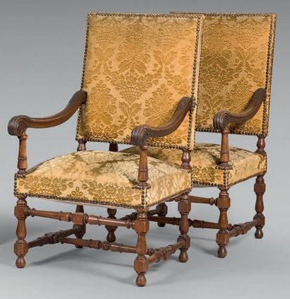 Paire de fauteuils en noyer sculpté de feuilles...
