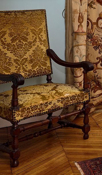 Paire de fauteuils en noyer sculpté de feuilles...