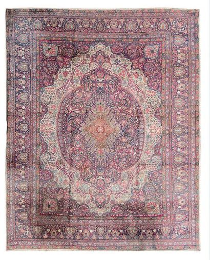 Grand tapis d'Orient en laine. Décor au centre...