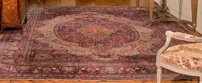 Grand tapis d'Orient en laine. Décor au centre...