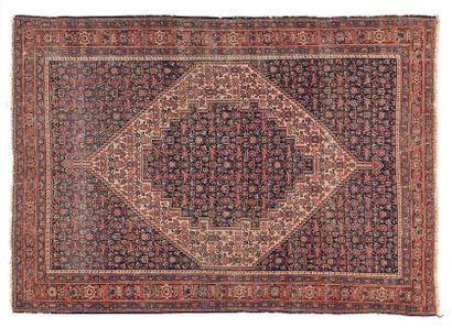 Tapis d'Orient en laine à décor d'un losange...