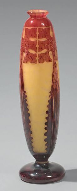 LE VERRE FRANÇAIS
Haut vase ovoïde sur piédouche,...