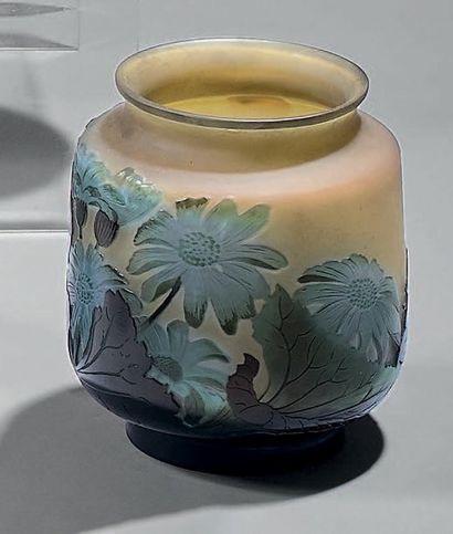 Émile GALLÉ (1846-1904)
Veilleuse en verre...