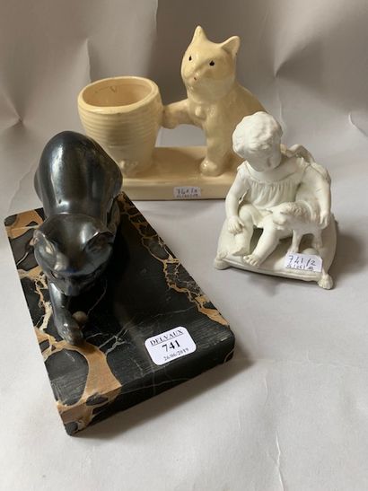 Ensemble composé de:
- une statuette en biscuit...