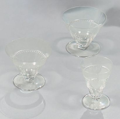 LALIQUE FRANCE
Suite de verres modèle Vouvray:
Treize...