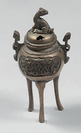 JAPON - XXème siècle
Brûle-parfum tripode...