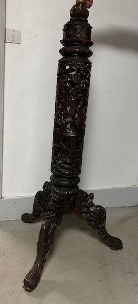 Lampadaire en palissandre sculpté, le fût...