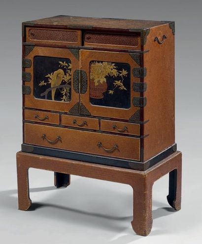 JAPON - XIXème siècle
Cabinet orné de panneaux...
