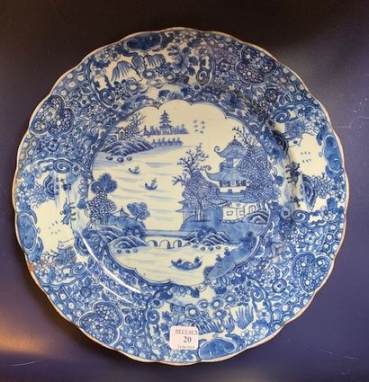 CHINE - Epoque QIANLONG (1736 - 1795)
Assiette...