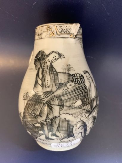 CHINE - XVIIIème siècle
Chope en porcelaine...