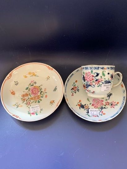 CHINE - XVIIIème siècle
Tasse et deux sous-tasses...